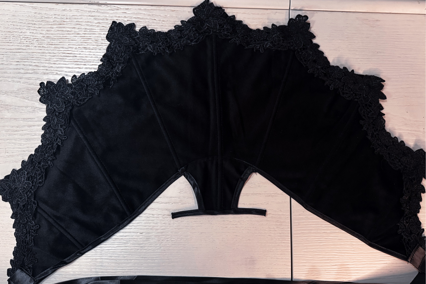 Gothic Vampire Queen 6-Piece Costume Set | Capelet, Horn Headpiece, Finger Claws, Lace Mask, Choker, Earrings | Evil Queen Halloween Cosplay