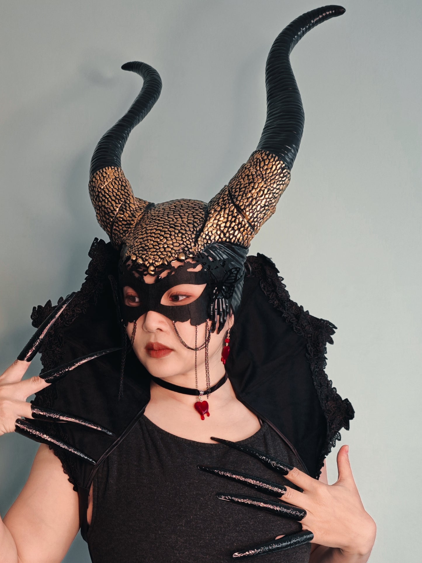 Gothic Vampire Queen 6-Piece Costume Set | Capelet, Horn Headpiece, Finger Claws, Lace Mask, Choker, Earrings | Evil Queen Halloween Cosplay