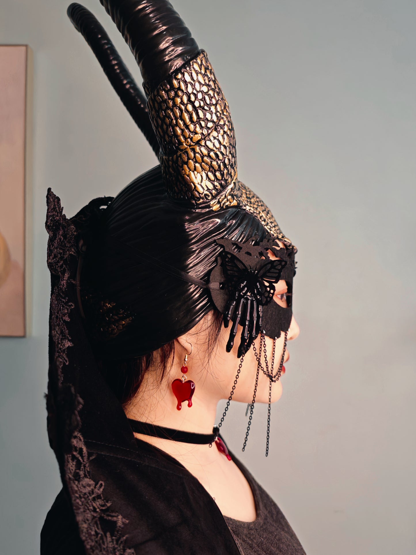 Gothic Vampire Queen 6-Piece Costume Set | Capelet, Horn Headpiece, Finger Claws, Lace Mask, Choker, Earrings | Evil Queen Halloween Cosplay